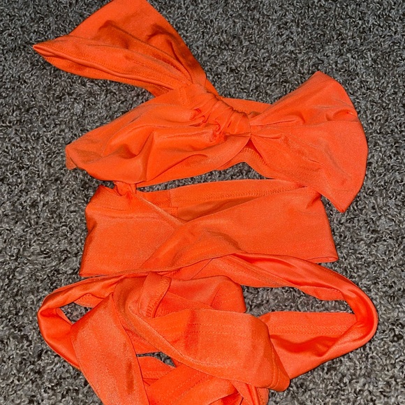 SHEIN SXY TWIST FRONT CRISS CROSS TOP ORANGE/SILKY - Picture 2 of 4